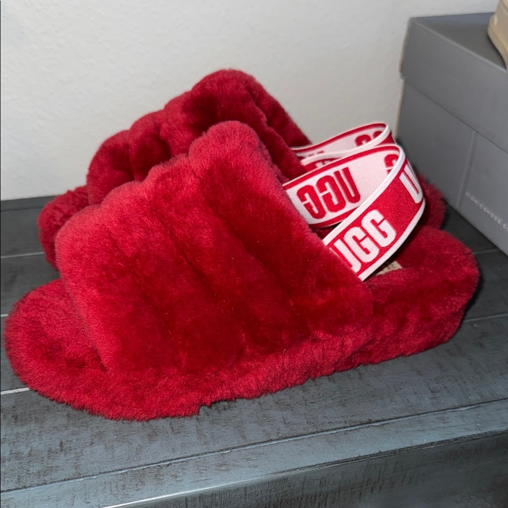 UGG Women's Red Fluff Yeah Slippers size 6 - Picture 2 of 3
